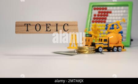 Texte TOEIC. Il a été pris dans le studio écrit sur un cadre en bois. arrière-plan blanc. Banque D'Images