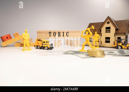 Texte TOEIC. Il a été pris dans le studio écrit sur un cadre en bois. arrière-plan blanc. Banque D'Images