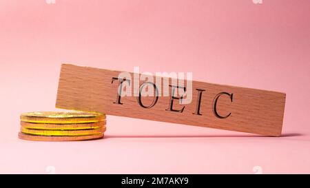 Texte TOEIC. Il a été pris dans le studio écrit sur un cadre en bois. arrière-plan blanc. Banque D'Images