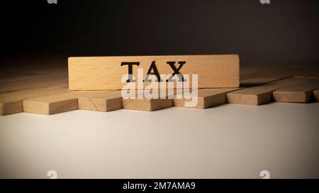 TEXTE DE TAXE. Il a été pris dans le studio écrit sur un cadre en bois. arrière-plan blanc. Banque D'Images