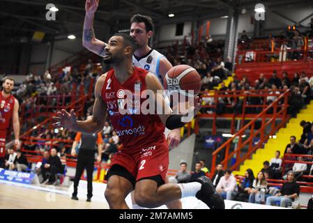 Naples, Italie. 08th janvier 2023. Timothé Luwawu-Cabarrot, joueur d'Olimpia Milano lutte pour le ballon. Au cours de la 14 ème journée Panier Lega Serie A, Gevi Napoli Panier battre Olimpia Milano avec un score de 87-81 dans la salle de sports Palabarbuto de Naples. (Photo de Pasquale Gargano/Pacific Press) Credit: Pacific Press Media production Corp./Alay Live News Banque D'Images