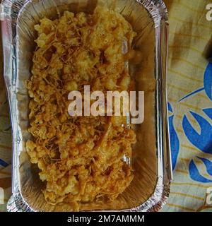 kabiraji de poulet emballé dans un plat indien en aluminium Banque D'Images