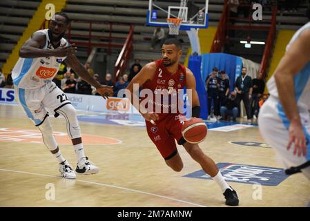 Naples, Italie. 08th janvier 2023. Timothé Luwawu-Cabarrot, joueur d'Olimpia Milano lutte pour le ballon. Au cours de la 14 ème journée Panier Lega Serie A, Gevi Napoli Panier battre Olimpia Milano avec un score de 87-81 dans la salle de sports Palabarbuto de Naples. (Photo de Pasquale Gargano/Pacific Press) Credit: Pacific Press Media production Corp./Alay Live News Banque D'Images