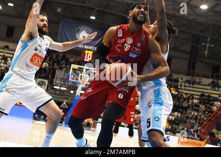 Naples, Italie. 08th janvier 2023. Brandon Davies, joueur d'Olimpia Milano lutte pour le ballon. Au cours de la 14 ème journée Panier Lega Serie A, Gevi Napoli Panier battre Olimpia Milano avec un score de 87-81 dans la salle de sports Palabarbuto de Naples. (Photo de Pasquale Gargano/Pacific Press) Credit: Pacific Press Media production Corp./Alay Live News Banque D'Images