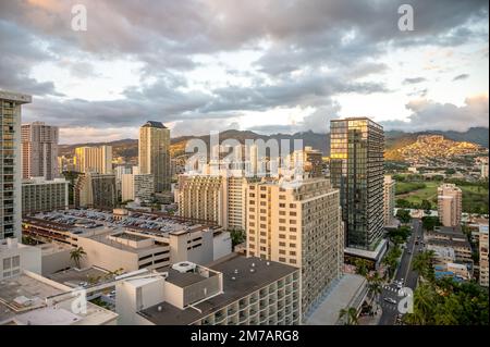 Horizon de Waikiki pendant une belle soirée Banque D'Images