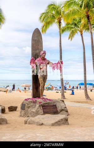 Honolulu, Hawaï - 1 janvier 2023 : la statue du duc Kahanamoku en face du parc de la plage de Kuhio à Waikiki était un nageur hawaïen natif qui a popul Banque D'Images