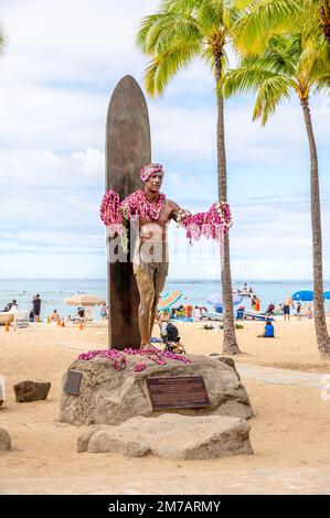 Honolulu, Hawaï - 1 janvier 2023 : la statue du duc Kahanamoku en face du parc de la plage de Kuhio à Waikiki était un nageur hawaïen natif qui a popul Banque D'Images