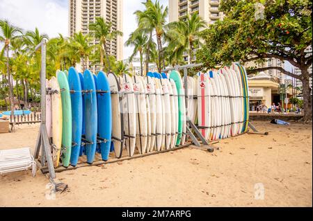 Honolulu, Hawaï - 1 janvier 2023: Planches de surf alignées à louer à Waikiki. Banque D'Images