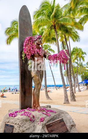 Honolulu, Hawaï - 1 janvier 2023 : la statue du duc Kahanamoku en face du parc de la plage de Kuhio à Waikiki était un nageur hawaïen natif qui a popul Banque D'Images