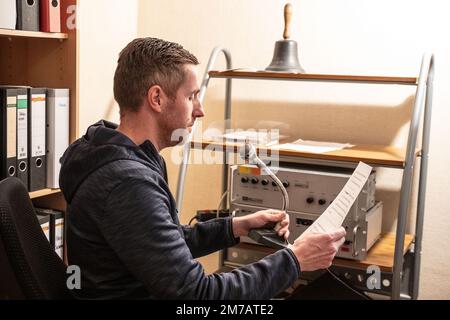 Laisa, Allemagne. 28th décembre 2022. Le chef du village Jörg Paulus parle dans un microphone du système radio du village. Dans le district de Laisa de Battenberg (Eder) dans le district de Waldeck-Frankenberg, un système d'appel de village informe les résidents des nouvelles.(à dpa «rare relique: Les systèmes d'appel de village à Hesse livrer des nouvelles de village») crédit: Swen Pförtner/dpa/Alamy Live News Banque D'Images