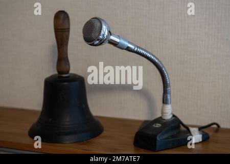 Laisa, Allemagne. 28th décembre 2022. Un microphone et une cloche sur une armoire du système radio du village. Dans le district de Laisa de Battenberg (Eder) dans le district de Waldeck-Frankenberg, un système d'appel de village informe les résidents des nouvelles.(à dpa «rare relique: Les systèmes d'appel de village à Hesse livrer des nouvelles de village») crédit: Swen Pförtner/dpa/Alamy Live News Banque D'Images