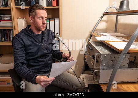 Laisa, Allemagne. 28th décembre 2022. Le chef du village Jörg Paulus parle dans un microphone du système radio du village. Dans le district de Laisa de Battenberg (Eder) dans le district de Waldeck-Frankenberg, un système d'appel de village informe les résidents des nouvelles.(à dpa «rare relique: Les systèmes d'appel de village à Hesse livrer des nouvelles de village») crédit: Swen Pförtner/dpa/Alamy Live News Banque D'Images