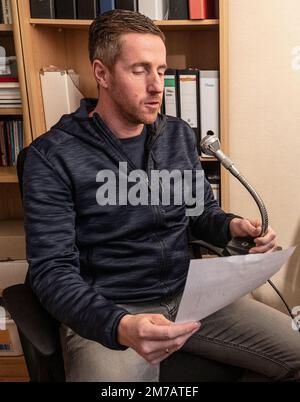 Laisa, Allemagne. 28th décembre 2022. Le chef du village Jörg Paulus parle dans un microphone du système radio du village. Dans le district de Laisa de Battenberg (Eder) dans le district de Waldeck-Frankenberg, un système d'appel de village informe les résidents des nouvelles.(à dpa «rare relique: Les systèmes d'appel de village à Hesse livrer des nouvelles de village») crédit: Swen Pförtner/dpa/Alamy Live News Banque D'Images