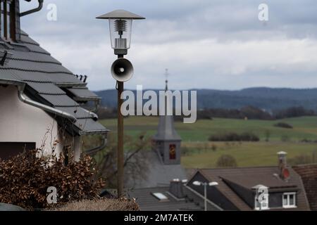 Laisa, Allemagne. 28th décembre 2022. Un haut-parleur du système radio du village est fixé à une lampe de rue dans le village. Dans le district de Laisa de Battenberg (Eder) dans le district de Waldeck-Frankenberg, un système d'appel de village informe les résidents des nouvelles.(à dpa «rare relique: Les systèmes d'appel de village à Hesse livrer des nouvelles de village») crédit: Swen Pförtner/dpa/Alamy Live News Banque D'Images