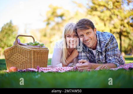 Profitez d'une journée romantique à l'extérieur. un couple affectueux qui aime pique-niquer au soleil. Banque D'Images