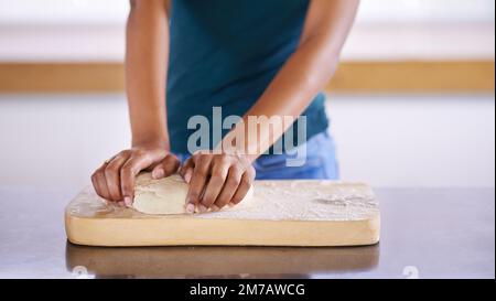 Les mains d'un boulanger. une jeune femme pressant la pâte. Banque D'Images