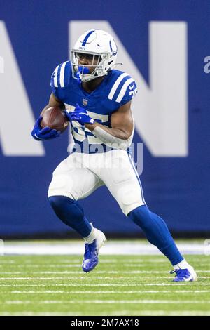 Indianapolis, Indiana, États-Unis. 08th janvier 2023. Indianapolis Colts en course de retour Deon Jackson (35) court avec le ballon pendant le match NFL contre les Houston Texans à Indianapolis, Indiana. John Mersiits/CSM/Alamy Live News Banque D'Images