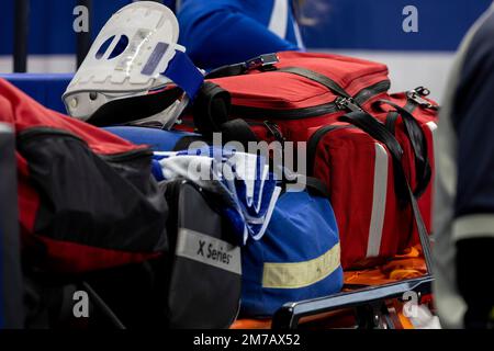 Indianapolis, Indiana, États-Unis. 08th janvier 2023. Matériel médical sur la touche pendant le match de la NFL entre les Indianapolis Colts et les Houston Texans à Indianapolis, Indiana. John Mersiits/CSM/Alamy Live News Banque D'Images