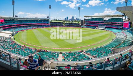 Une foule relativement petite d'Australiens portant du rose et regardant les 5th jours du match de cricket (rose) de 3rd entre l'Australie et l'Afrique du Sud Banque D'Images