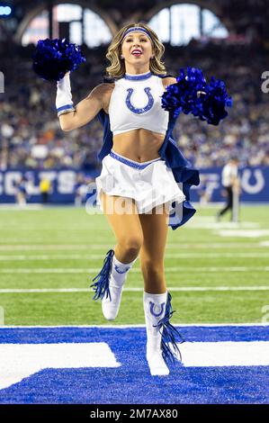 Indianapolis, Indiana, États-Unis. 08th janvier 2023. Les cheerleaders d'Indianapolis Colts se déroulent pendant le match de football de la NFL entre les Houston Texans et les Indianapolis Colts à Indianapolis, Indiana. John Mersiits/CSM/Alamy Live News Banque D'Images