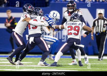 Indianapolis, Indiana, États-Unis. 08th janvier 2023. Indianapolis Colts en course de retour Deon Jackson (35) court avec le ballon pendant le match NFL contre les Houston Texans à Indianapolis, Indiana. John Mersiits/CSM/Alamy Live News Banque D'Images