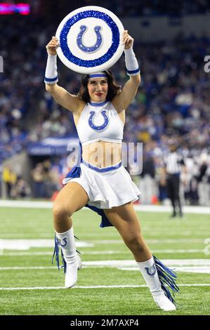 Indianapolis, Indiana, États-Unis. 08th janvier 2023. Les cheerleaders d'Indianapolis Colts se déroulent pendant le match de football de la NFL entre les Houston Texans et les Indianapolis Colts à Indianapolis, Indiana. John Mersiits/CSM/Alamy Live News Banque D'Images