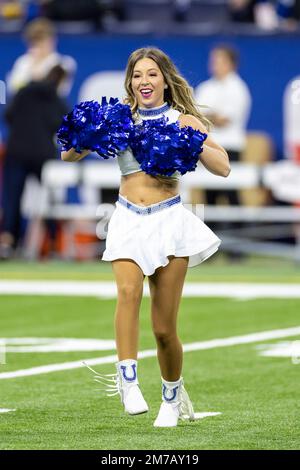 Indianapolis, Indiana, États-Unis. 08th janvier 2023. Les cheerleaders d'Indianapolis Colts se déroulent pendant le match de football de la NFL entre les Houston Texans et les Indianapolis Colts à Indianapolis, Indiana. John Mersiits/CSM/Alamy Live News Banque D'Images
