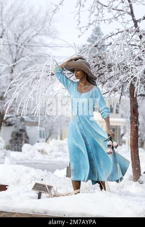 Sculpture en bronze « The Garden Walk », par Ramon Parmenter, dans le centre-ville de Joseph, Oregon. Banque D'Images