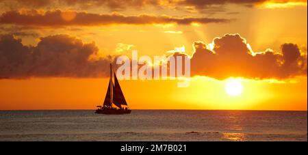 Une photo du coucher du soleil à Waikiki, Honolulu, Hawaï Banque D'Images