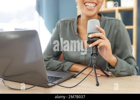 Ordinateur portable, microphone de podcast et noir femme streaming en direct conseils d'affaires dans le bureau à la maison. Influenceur, diffusion et main de la baladodiffusion femelle, hôte radio Banque D'Images