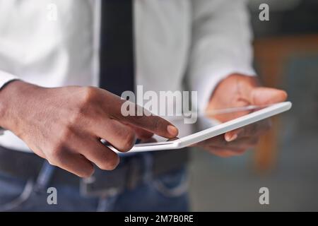 La technologie vous mène au sommet. un homme touchant sa tablette numérique. Banque D'Images
