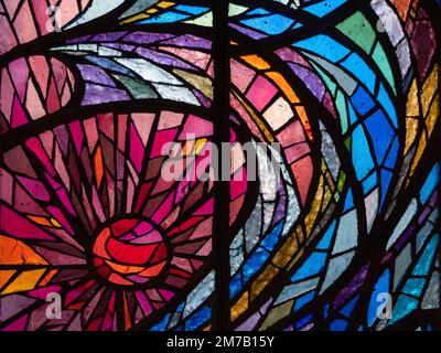 Montpellier, France - 01 05 2023 : vue détaillée de vitraux modernes et colorés à l'intérieur de l'église catholique Don Bosco Banque D'Images