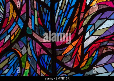 Montpellier, France - 01 05 2023 : vue détaillée de vitraux modernes et colorés à l'intérieur de l'église catholique Don Bosco Banque D'Images