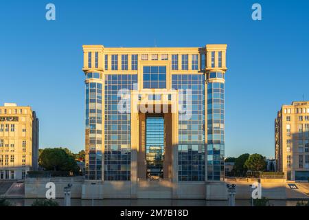 Montpellier, France - 01 05 2023 : vue panoramique de l'Hôtel de région ou de la salle provinciale avec la rivière Lez avant le coucher du soleil Banque D'Images