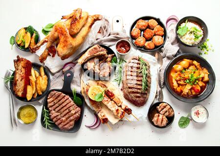 Plats principaux à base de viande. Assiettes de viande diverses. Bannière de nourriture non végétarienne. Vue de dessus. Banque D'Images