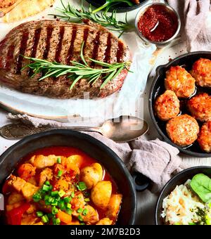 Plats principaux à base de viande. Assiettes de viande diverses. Bannière de nourriture non végétarienne. Vue de dessus. Banque D'Images