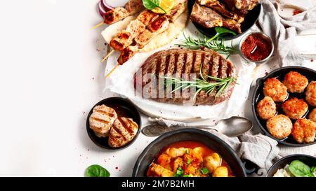 Plats principaux à base de viande. Assiettes de viande diverses. Bannière de nourriture non végétarienne. Vue de dessus. Copier l'espace Banque D'Images