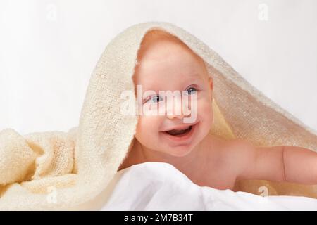 HES ses mamans, petit ange. un adorable petit garçon dans un studio. Banque D'Images