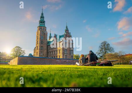 Jardins du château de Rosenborg à Copenhague, Danemark avec ciel bleu Banque D'Images