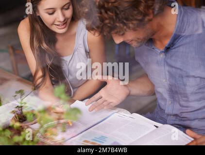 Passons au-dessus une fois de plus. deux jeunes étudiants étudient dans un café. Banque D'Images