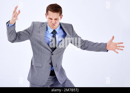 Atteindre l'extrémité de son attache. Photo studio d'un homme d'affaires exprimant une explosion de colère. Banque D'Images