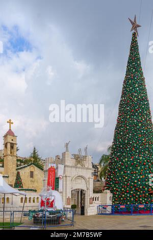 Nazareth, Israël - 06 janvier 2023 : vue sur la place de l'église (Marie-puits), avec l'église orthodoxe grecque de l'Annonciation, et un arbre de Noël, Banque D'Images