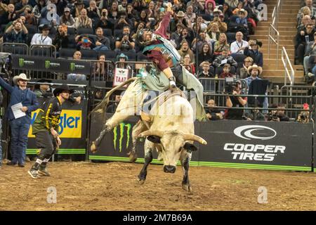 NEW YORK, NEW YORK - JANVIER 08 : Ednei Caminhas fait le tour du Yukon de J&M au cours de la troisième partie des Professional Bull Riders 2023 déchaînez la bête au Madison Square Garden de 8 janvier 2023 à New York. Crédit : Ron Adar/Alay Live News Banque D'Images