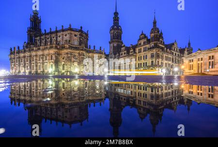 Dresde, Allemagne. 09th janvier 2023. La Hofkirche (l-r), la Hausmannsturm, la Residenzschloss et la Schinkelwache se reflètent dans une flaque sur Theaterplatz dans la vieille ville ce matin. Crédit : Robert Michael/dpa/Alay Live News Banque D'Images