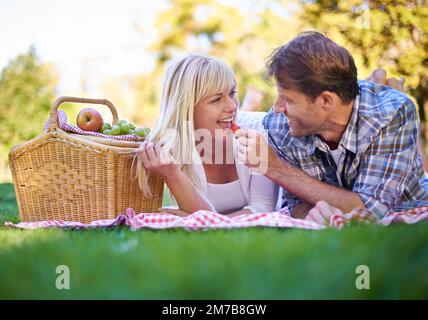 Une journée romantique à l'extérieur. un couple affectueux qui aime pique-niquer au soleil. Banque D'Images