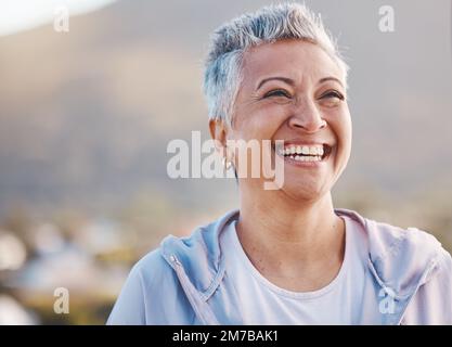 Visage, femme âgée et sourire avec la forme physique en plein air, heureux avec l'exercice cardio, coureur et heureux dans la retraite. Santé, bien-être et mode de vie actif Banque D'Images