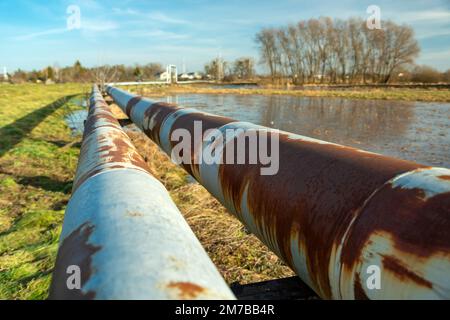 Rouille sur le pipeline au-dessus du sol, Chelm, Lubelskie, Pologne Banque D'Images