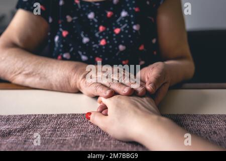 Homme âgé et jeune tenant les mains, gros plan. Banque D'Images