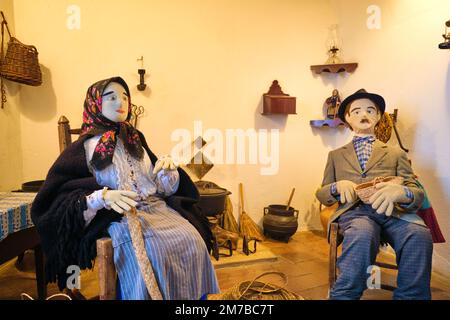 Deux grandes poupées farcies d'un couple portugais typique d'époque, à leur cuisine simple et humble. Un diorama lifesize au Museu, Musée Municipal de Banque D'Images