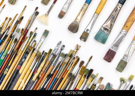 Nombreuses formes pour peindre sur fond blanc, vue de dessus. Banque D'Images